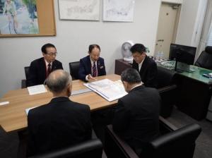 国道交通省の職員に説明をする資料