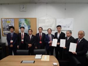 要望書を手渡す市長