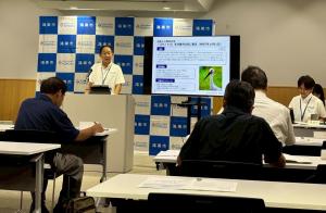 記者会見で議案の説明をする市長