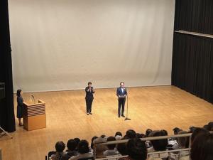 研修で挨拶をする市長