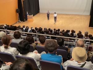 「新たな認知症観」について説明する様子