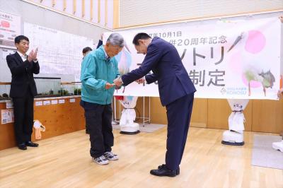 鴻巣こうのとりを育む会への感謝状贈呈