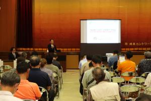 セミナーで挨拶をする市長