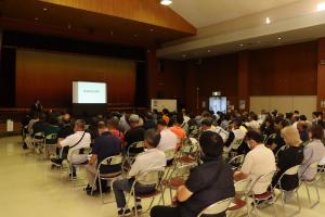 講演をするファーマーズ・フォレストの松本社長