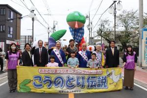 パレード出発前に並木市長と関係者の皆さんで集合写真を撮影