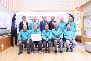 こうのとりを育む会の皆さんと並木市長