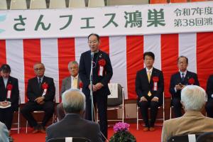 さんフェス鴻巣で挨拶をする市長