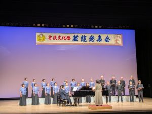 合唱をする参加者