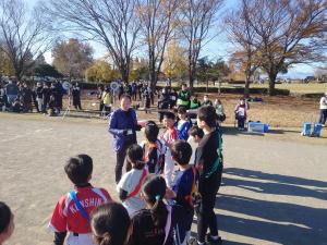 参加者と触れ合う市長