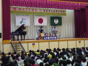 式典に花を添える上手囃子保存会の皆さん