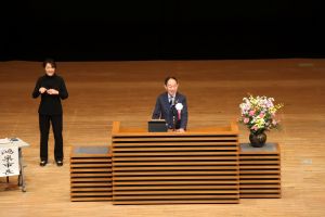 市民のつどいで挨拶をする市長