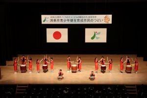 鴻巣中央小学校和太鼓・ソーランクラブの演技発表の様子