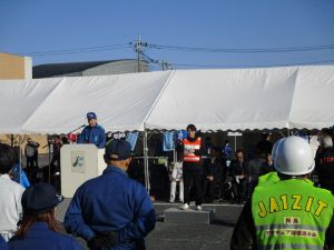 総合防災訓練で挨拶する市長