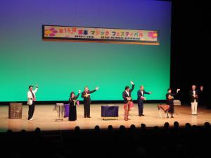 同好会の皆さんでオープニングマジックを披露している様子