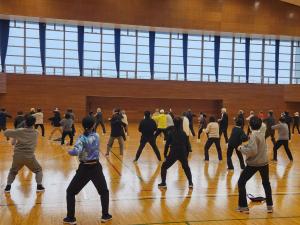 運動を行う参加者の皆さん
