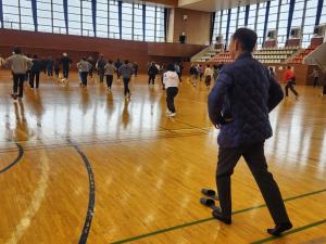 参加者の皆さんと準備運動をする市長