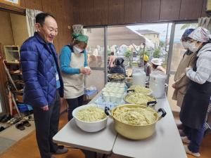 炊き出し訓練を見学する市長