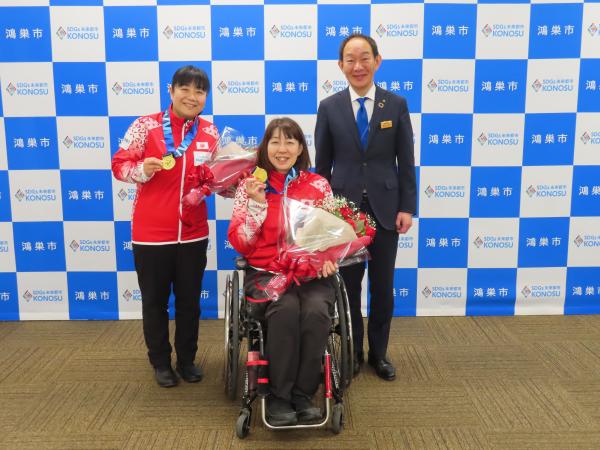 並木市長（右）への表敬訪問時小川選手（中央）と写真に収まる飯野コーチ