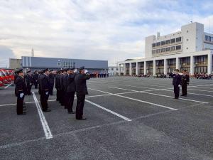 市長の前で敬礼をする団員の皆さん