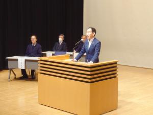 研修会にあたり挨拶をする市長