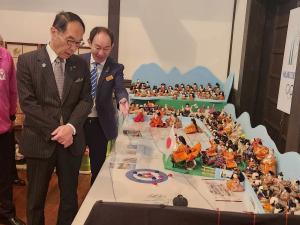 オリンピックをテーマにした雛人形を見る大野知事と市長