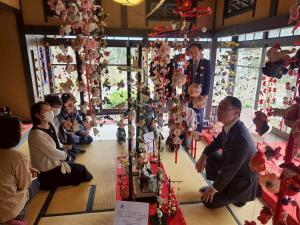 つるし雛を見る大野知事と市長