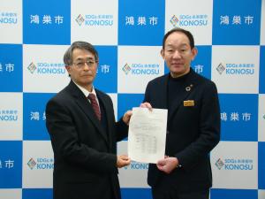 答申書を受け取る市長