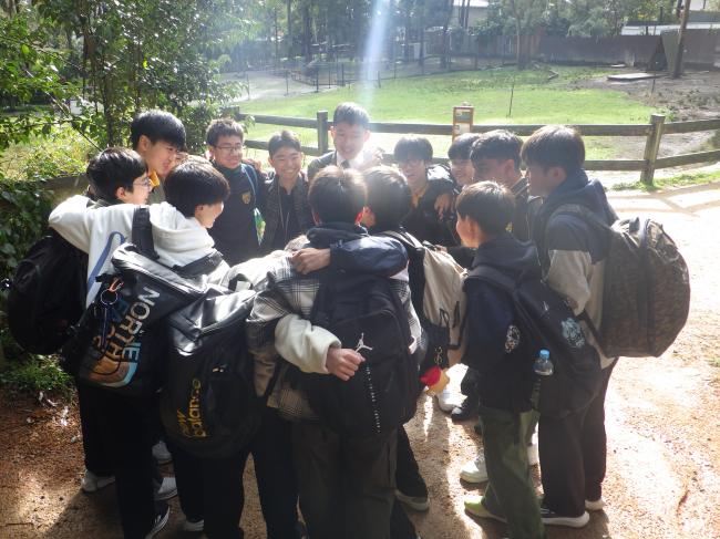 男子の集合写真