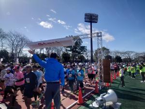 ハーフマラソン参加者を激励する市長