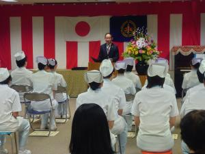 卒業式で祝辞を述べる市長