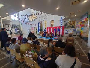 お囃子の演奏を見る市長