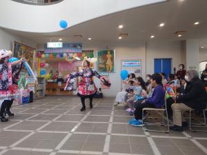 バルーンショーに見入る来場者の皆さん