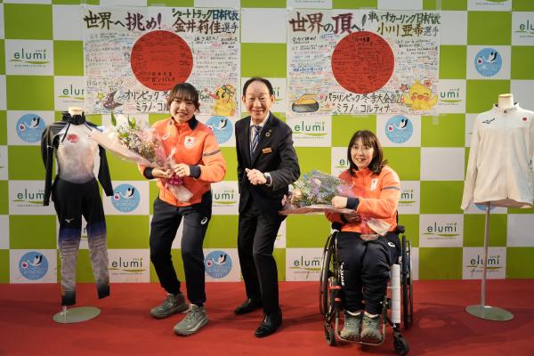 ポーズをとる金井莉佳選手と並木鴻巣市長、小川亜希選手