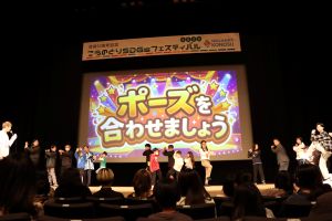 「ポーズを合わせましょう」で思い思いにポーズをとる参加者