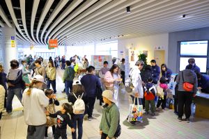 ホワイエの展示ブースを体験する来場者のみなさん
