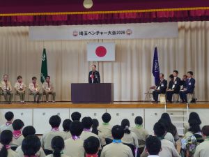 開会式で挨拶をする市長