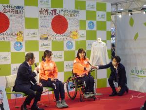 スティックの使い方を説明する小川選手
