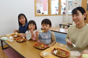 親子が食事をしている写真