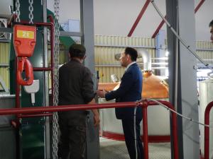製造担当の奥澤さんに質問をする市長