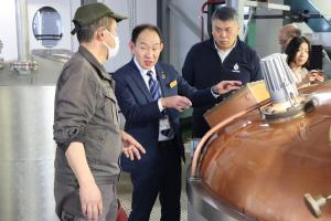 チョア社長ととに説明を聞く市長