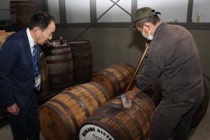 奥澤さんが貴重な原酒を取り出す
