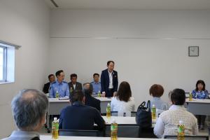 総会であいさつする市長