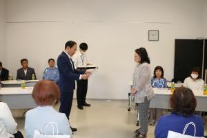 長年にわたり指導員を務めた方へ感謝状を贈呈しました