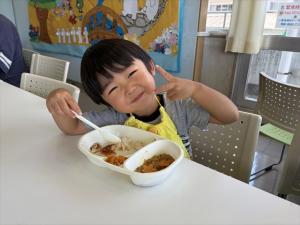 食事をしているこどもの写真