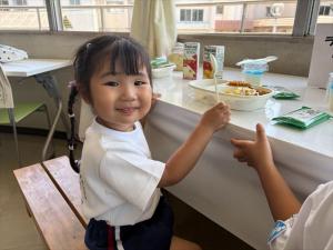 食事をしているこどもの写真