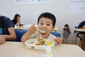 食事をしているこどもの写真