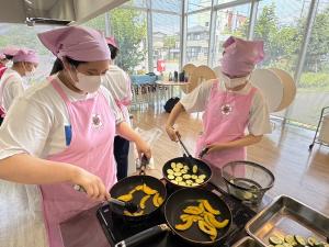 食事を作っている生徒の写真