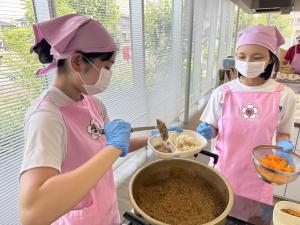 食事を作っている生徒の写真