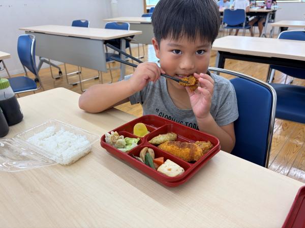 こどもが食事をしている写真