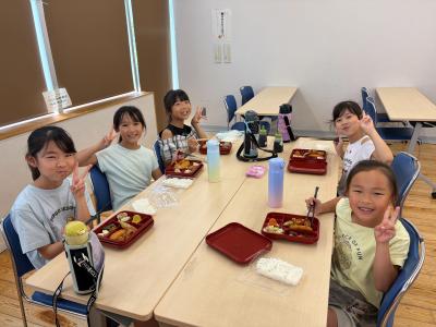 こどもたちが食事をしている写真